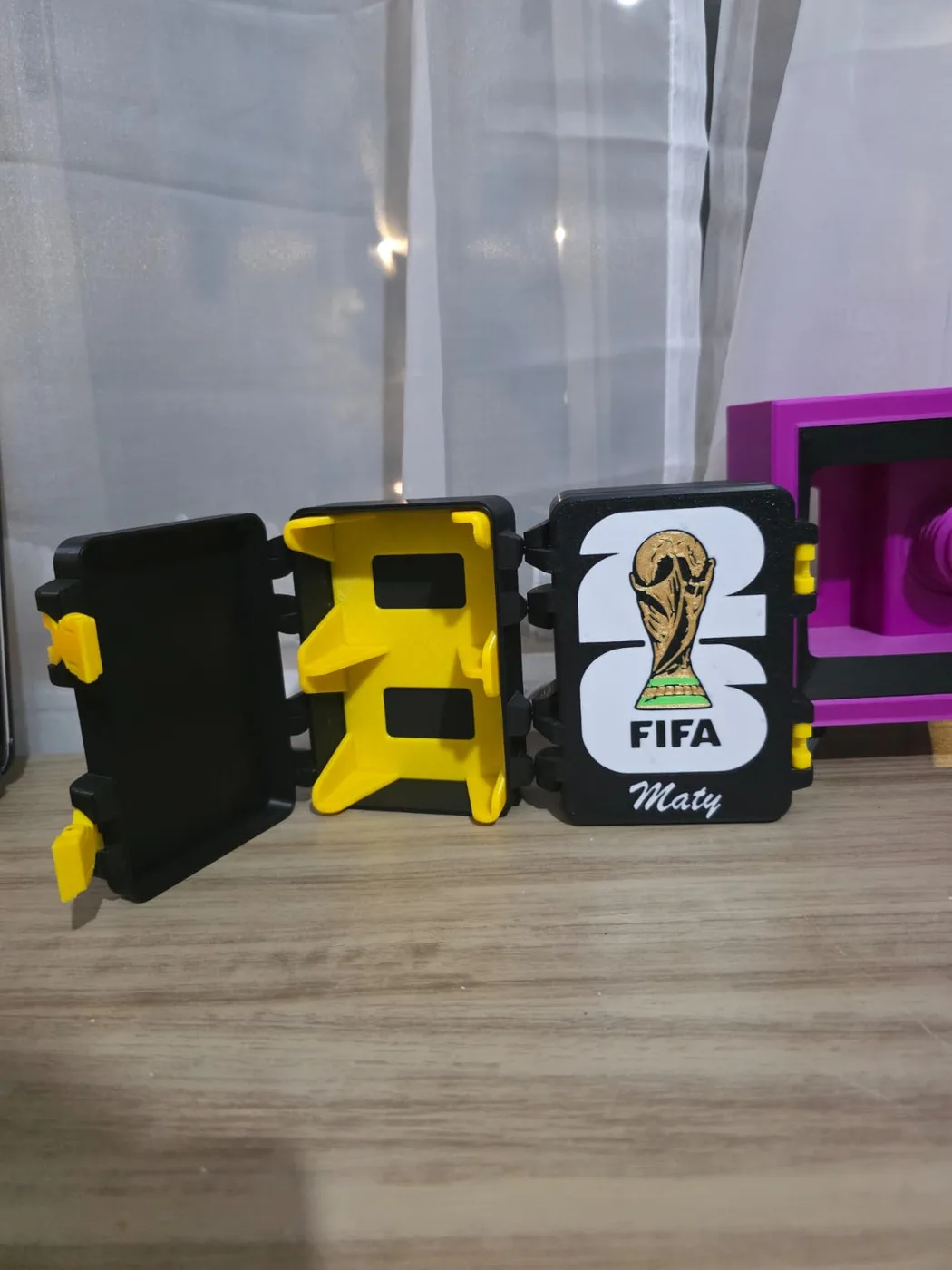 Caja porta láminas FIFA · vista 3 — Tridimensional Chile
