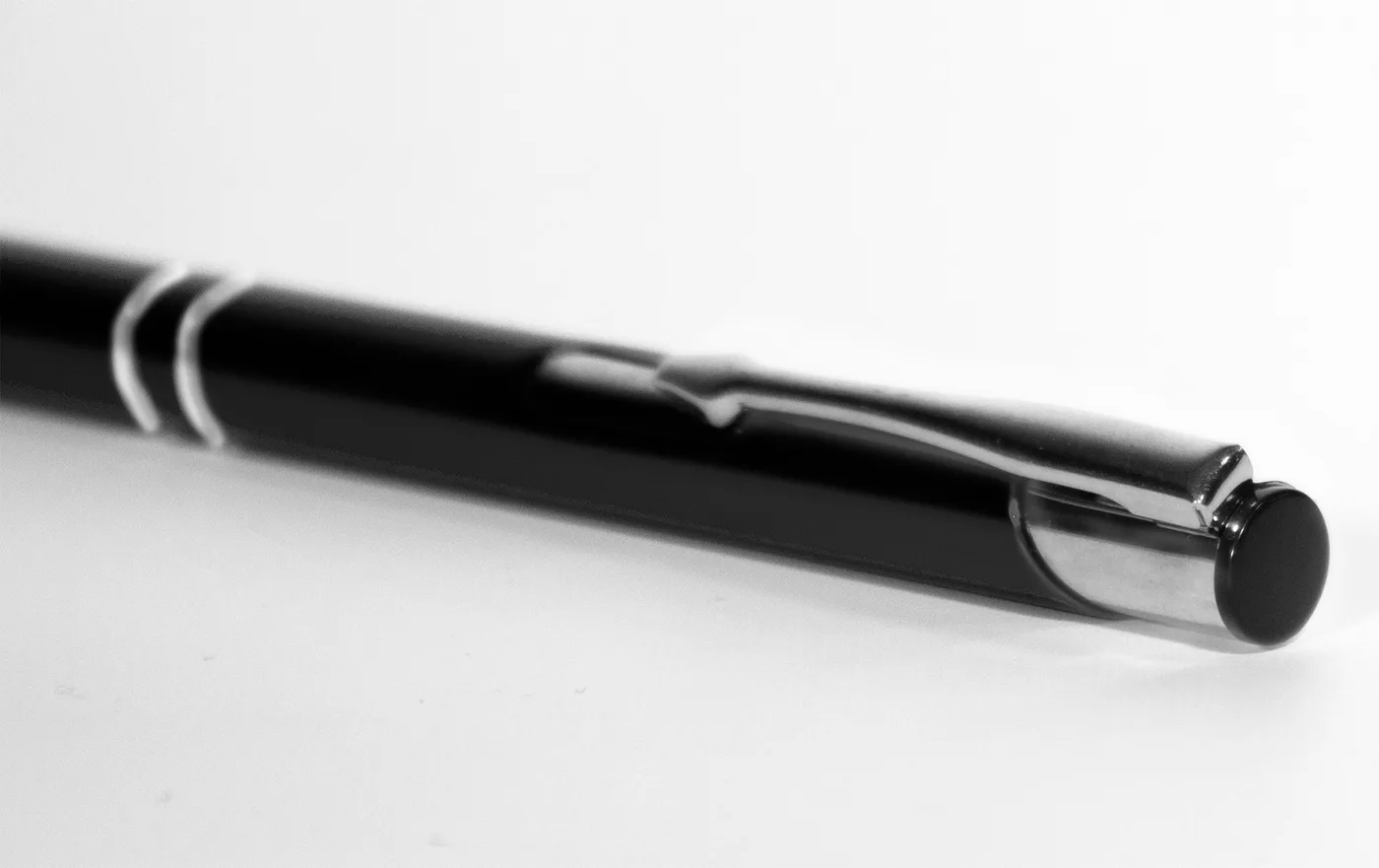 Bolígrafo aluminio retráctil, tinta negra y clip plata · vista 2 — Tridimensional Chile