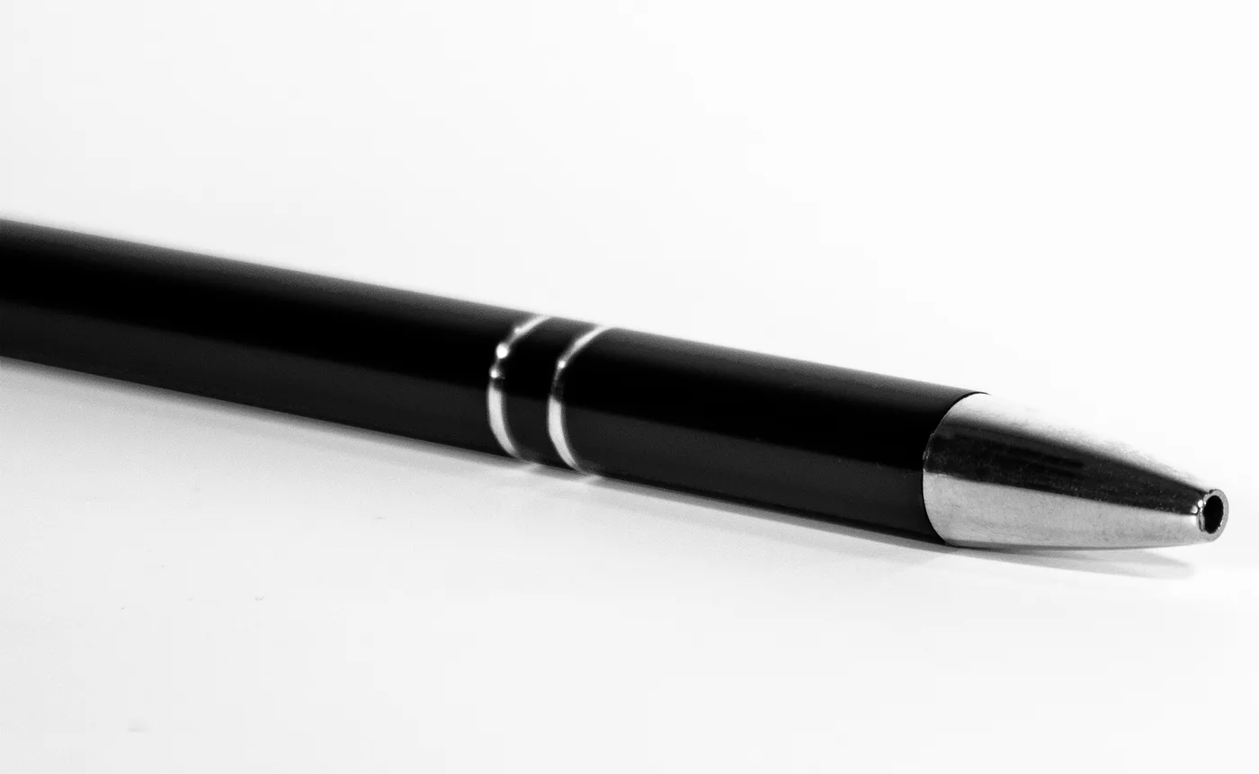 Bolígrafo aluminio retráctil, tinta negra y clip plata · vista 3 — Tridimensional Chile